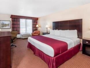 Ramada By Wyndham & Conference Center Hotel 3*