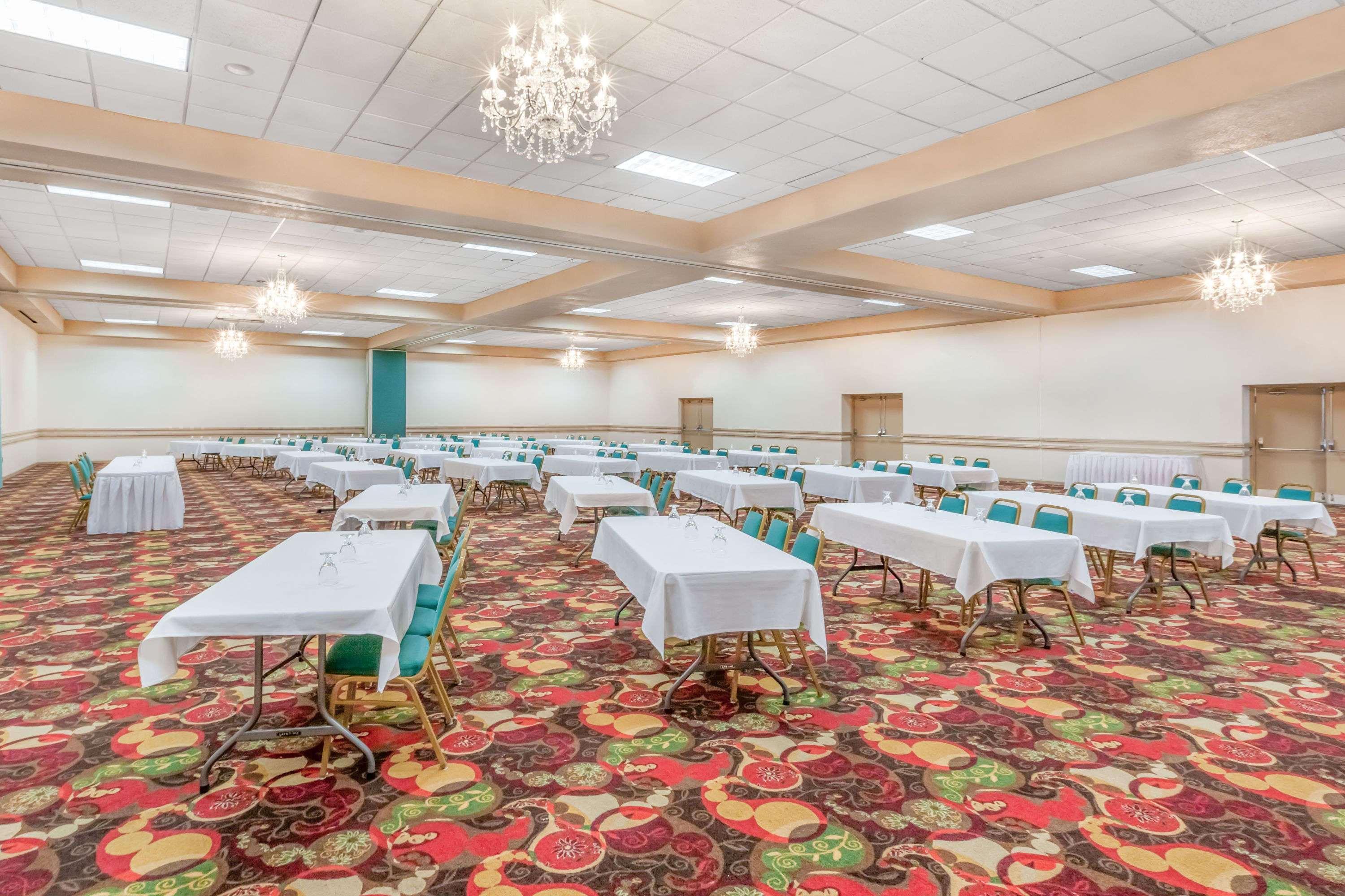 Ramada By Wyndham & Conference Center Hotel 3*