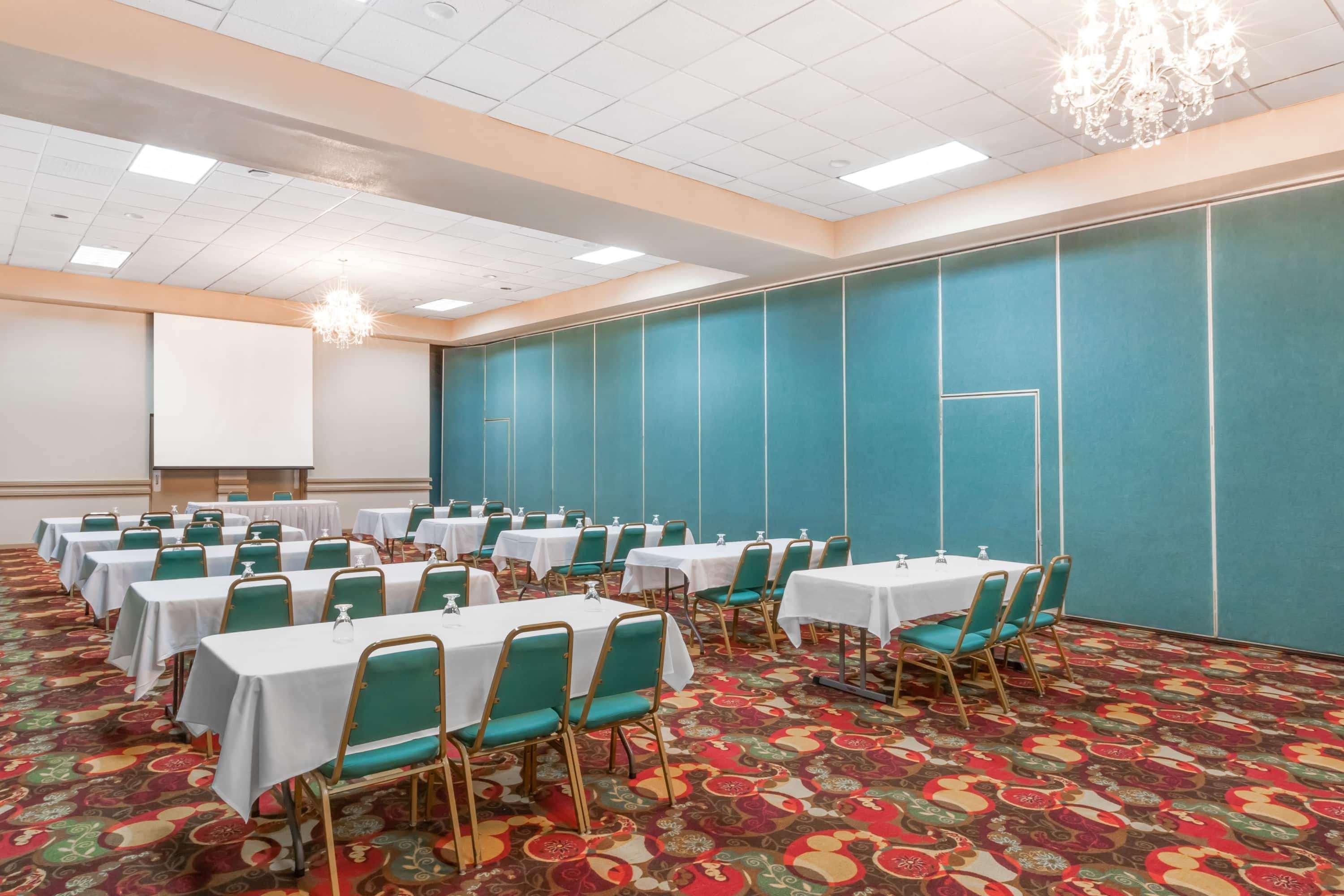 Hotel Ramada By Wyndham & Conference Center