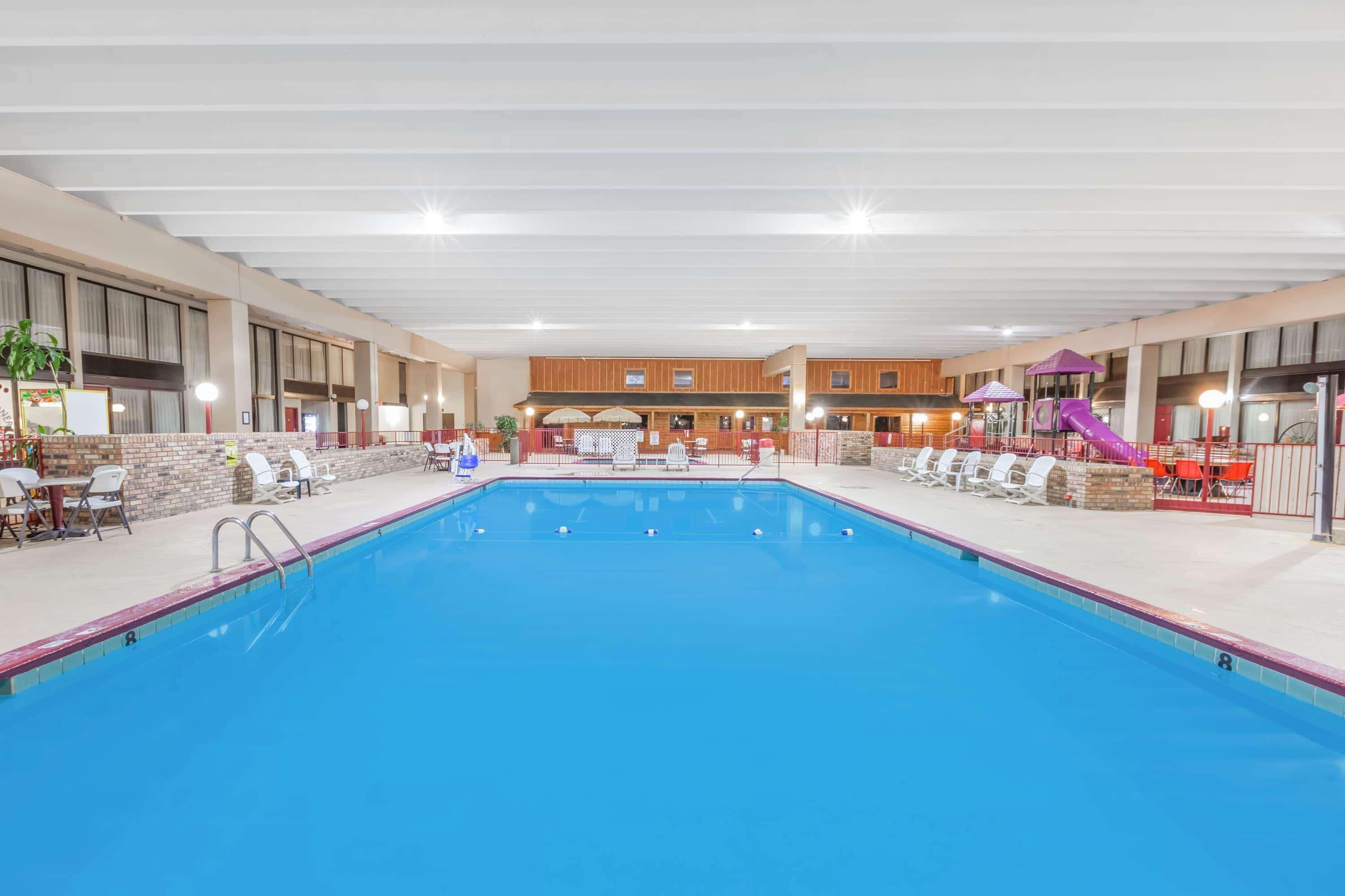 Ramada By Wyndham & Conference Center Grayling